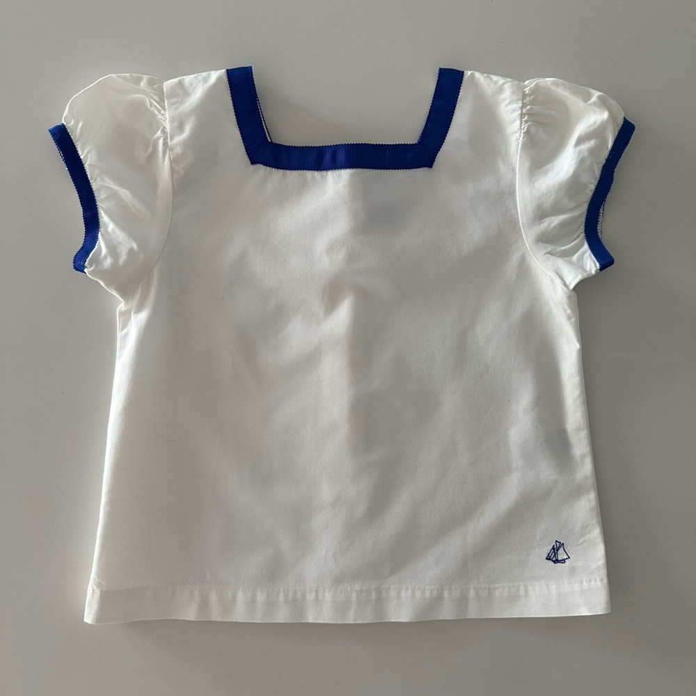 PETIT BATEAU girl white top in size 4 with blue grosgrain trims